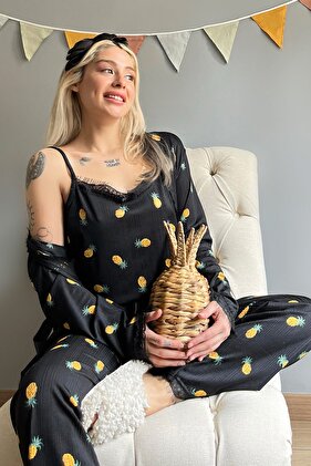 طقم بيجاسوس بيغاسوس منقوش باللونين الأسود والأصفر للسيدات مع رداء