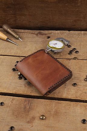 کیف پول قهوه ای مردانه ابعاد کوچک New Coast Leather 1900