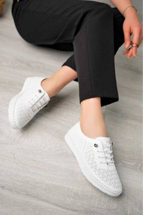 کفش کژوال سفید زنانه چرم طبیعی پاشنه کوتاه ( 4 - 1 cm ) پاشنه ساده کد 824355579
