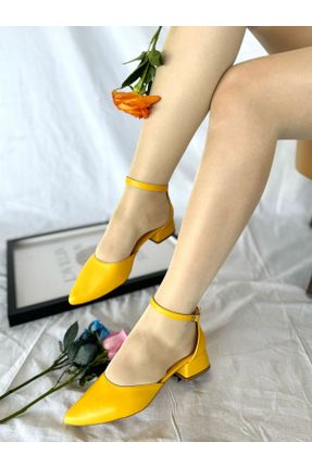 کفش پاشنه بلند کلاسیک زرد زنانه چرم مصنوعی پاشنه ساده پاشنه کوتاه ( 4 - 1 cm ) کد 825673032