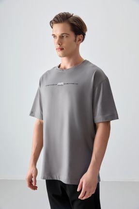 تی شرت طوسی مردانه پنبه - پلی استر یقه گرد اورسایز تکی بیسیک کد 810012429