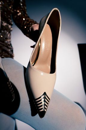 کفش پاشنه بلند کلاسیک بژ زنانه پاشنه نازک پاشنه متوسط ( 5 - 9 cm ) کد 811090832
