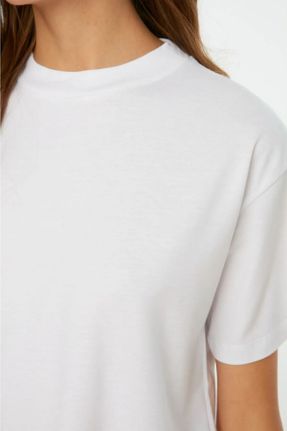تی شرت سفید زنانه رگولار یقه نیم اسکی تکی بیسیک کد 698016683