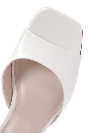 صندل سفید زنانه پاشنه نازک پاشنه متوسط ( 5 - 9 cm ) چرم لاکی کد 826065721