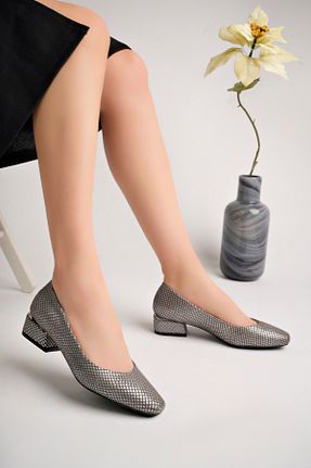 کفش پاشنه بلند کلاسیک طوسی زنانه چرم خالص Akgün Terlik - کد 837346249