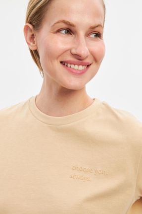 تی شرت بژ زنانه پنبه - پلی استر یقه گرد رگولار تکی طراحی کد 823892815