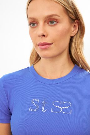 تی شرت آبی زنانه فرم فیت یقه گرد پنبه - پلی استر تکی طراحی کد 808999571