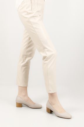 کفش پاشنه بلند کلاسیک بژ زنانه چرم طبیعی پاشنه ضخیم پاشنه کوتاه ( 4 - 1 cm ) کد 250788289