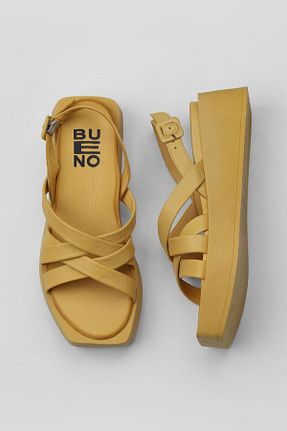 صندل زرد زنانه پاشنه پر Bueno Shoes - کد 774837536