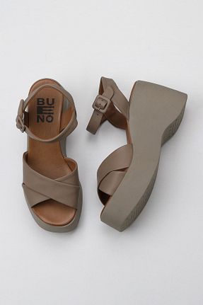 صندل طوسی زنانه پاشنه پر Bueno Shoes - کد 774835359