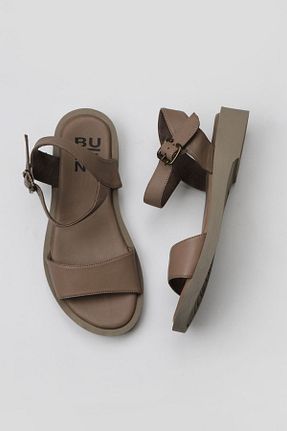 صندل طوسی زنانه پاشنه تخت Bueno Shoes - کد 774837530