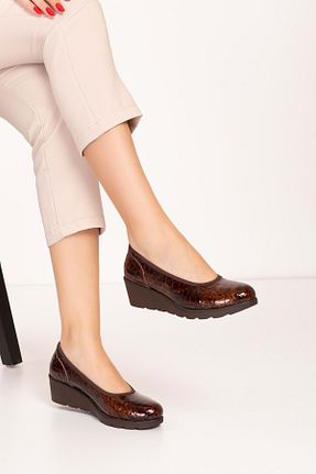 کفش پاشنه بلند پر قهوه ای زنانه پاشنه متوسط (5-9 سانتی متر) Gondol - کد 863861877