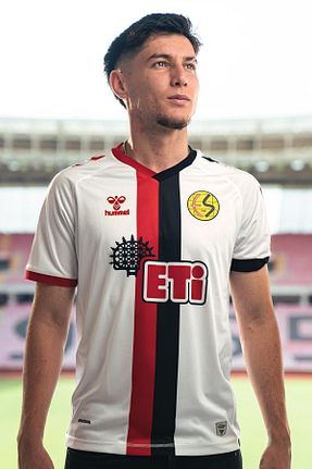 لباس فرم فوتبال سفید زنانه hummel - کد 857257214