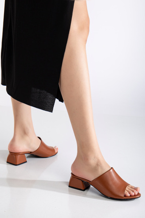 دمپائی قهوه ای زنانه چرم مصنوعی Freya Shoes - کد 905837201