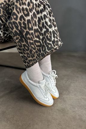 کفش اسنیکر سفید زنانه چرم SHOEBELLAS - کد 922449956
