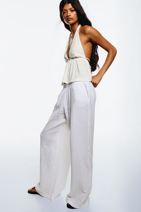 تیشرت سفید زنانه یقه دگاژه Bershka - کد 927359937