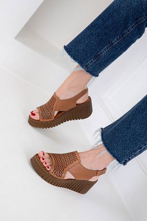 کفش پاشنه بلند پر قهوه ای زنانه پاشنه متوسط (5-9 سانتی متر) SOHO - کد 925981014