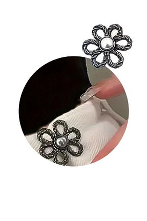 سنجاق سینه مشکی فلزی chibi - کد 955004152