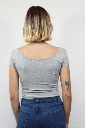 تی شرت طوسی زنانه کراپ فیت یقه گشاد پنبه (نخی) تکی بیسیک کد 57041012