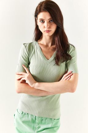 تی شرت سبز زنانه یقه هفت پلی استر اسلیم فیت تکی بیسیک کد 729647444