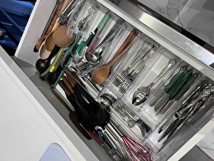 G Ö kullanıcısının büyük çekmecede modüler organizer fotoğrafı