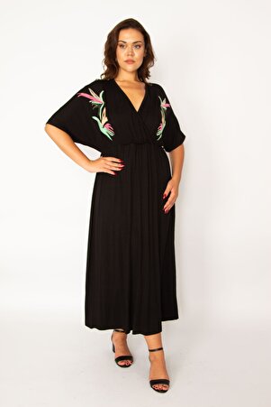 Kadın Büyük Beden Siyah Anvelop Yakalı Beli Lastik Ve Nakış Detaylı Elbise 65n33976