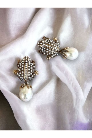 FAYRA ACCESSORIES Kurbağa Figür İnci Sallantılı Küpe