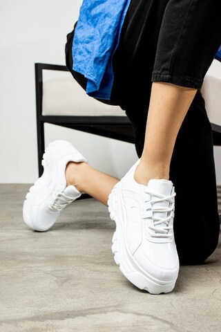İmerShoes Günlük Kadın Beyaz Rugan Sneaker Desenli Hafif Yüksek Taban Bağcıklı Spor Ayakkabı 001