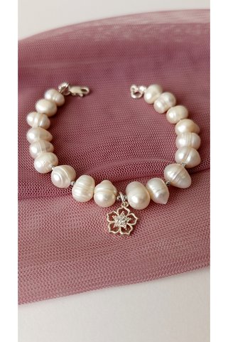 Diamondbutik 925 ayar gümüş aparatlar kullanılanılarak yapılan hakiki İnci bileklik...