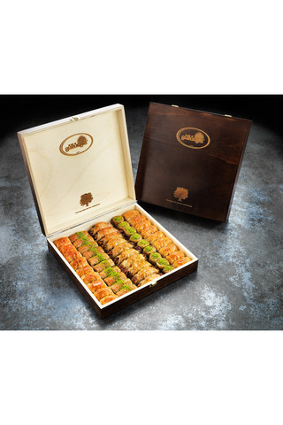 Güllüoğlu Kübban Cevizli Karışık Baklava (Ahşap Kahverengi) - 1,635kg