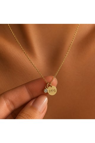 Soleildor 925 ayar Gümüş Kişiye Özel Göktürkçe Orhun Alfabesi İsimli Harfli Gümüş Kolye ( istenilen isim ve taş yapılır)