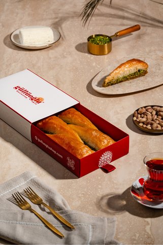 Gaziantep Güllüoğlu Havuç Dilimi Baklava - Orta Boy Kutu ℮ 500 gr - (4-5 dilim)