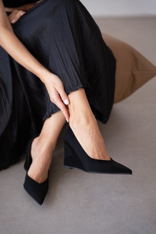 selin shoes Isolde Dolgu Topuk Sivri Burun Kadın Topuklu Ayakkabı- SİYAH SÜET