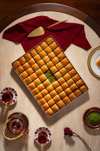 Gaziantep Güllüoğlu Fıstıklı Kuru Baklava - Orta Boy Tepsi ℮ 2.6 kg - (65-75 dilim)