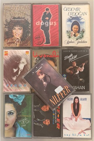 Plakevi İzmir 10 Adet Türkçe Pop Kaset Lotu (Fotoğraftaki Kasetler Gönderilecektir) Ref:25