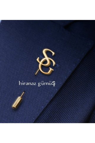 HİRANAZ GÜMÜŞ İç içe harfli yaka iğnesi