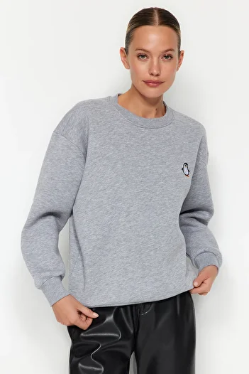 Trendyol Collection Šedá vyšívaná mikina Regular Fit s tlustým fleecem uvnitř - Twoaw24Sw00196