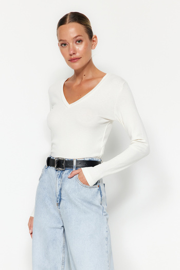 Trendyol Collection Ecru Premium Soft Fabric Pružná pletená halenka s výstřihem do V TWOAW24BZ00050