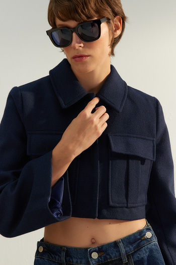 Trendyol Collection Marineblaue, taillierte Crop-Webjacke in limitierter Auflage TWOAW24CE00123