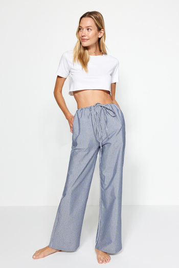Trendyol Collection Pantaloni de pijama țesăți din vâscoză cu șireturi cu dungi premium albastre THMAW24PJ00006