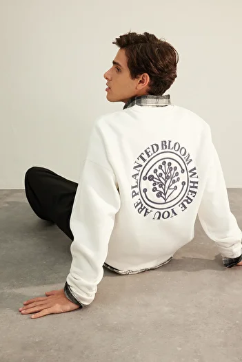 Trendyol Collection Ecrufarbenes Fleece-Sweatshirt mit besticktem Blumenmuster – Übergröße, warm TMNAW24sw00012
