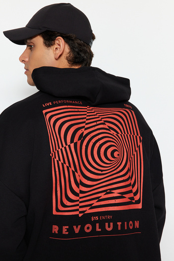 Trendyol Collection Μαύρο βαμβακερό φούτερ από φλις στάμπα λαβύρινθο με κουκούλα TMNAW24SW00201
