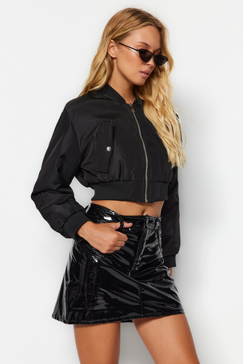 Trendyol Collection Чорна блискуча міні-спідниця зі штучної шкіри TWOAW24ET00176