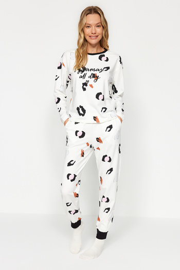 Trendyol Collection Weißes T-Shirt und Jogginghose mit Leopardenmuster, Nachtwäsche-Set – 100 % Baumwolle THMAW24PT00211