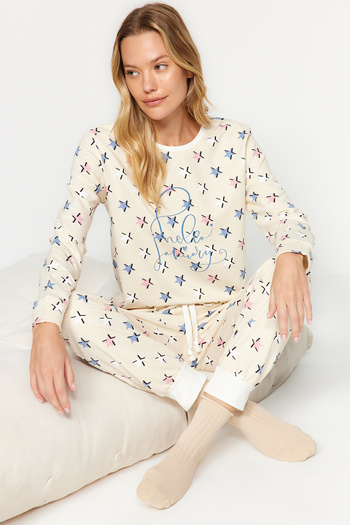 Trendyol Collection Star Print sárga pamut póló és kocogó hálóruha szett - THMAW24PT00212