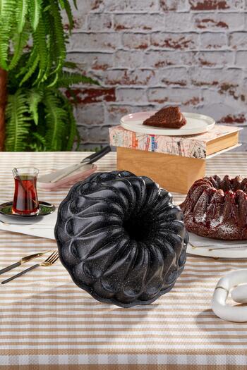 Taç Black Crown Magnolia Cast Cake