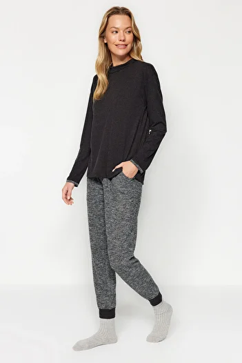 Trendyol Collection Black Cuff Detailed Tričko-Jogger Pletené pyžamo Set THMAW24PT00222