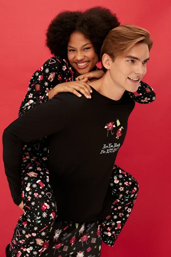 Trendyol Collection Sada pleteného pyžama Black Soft Feel s vánočním motivem Thmaw24Pt00051