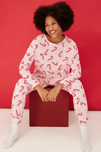 Trendyol Collection Růžová 100% bavlna pletené pyžamo s vánoční tématikou Thmaw21Pt0771