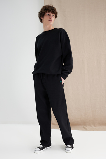 Trendyol Collection Black Oversize/Wide Cut Textured Label Detailed Open Leg Loose Sweatpants Tmnaw24Ea00024